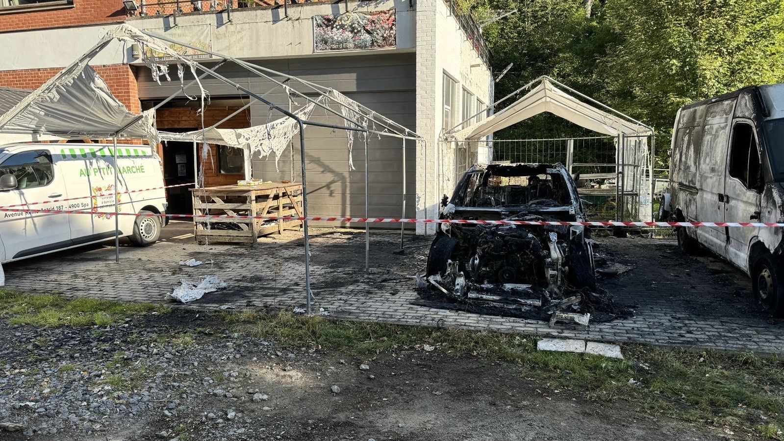 Deux voitures et une tonnelle en feu ce matin à Spa