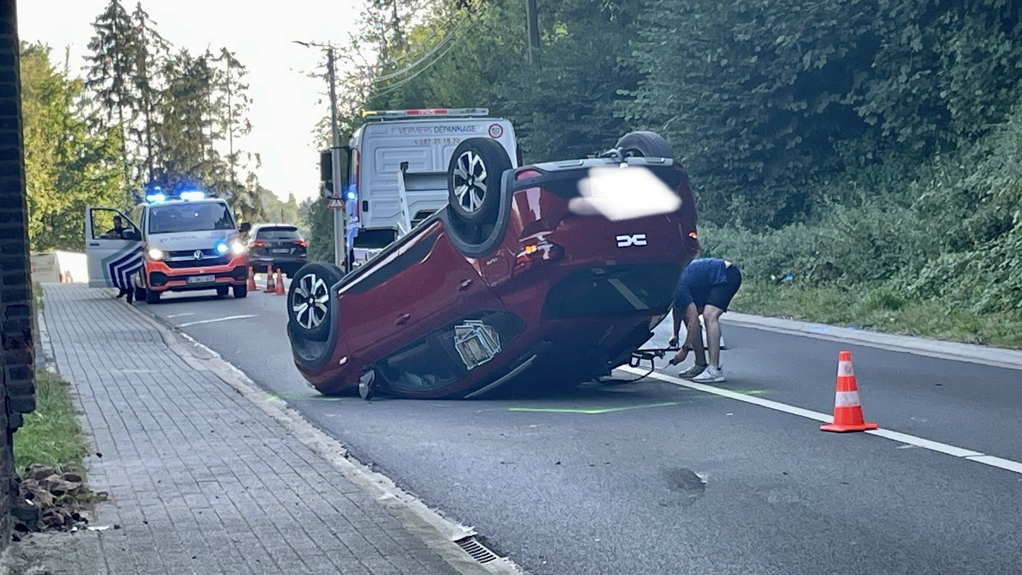 Une voiture sur le toit à Theux : l'hélicoptère médicalisé dépêché sur les lieux