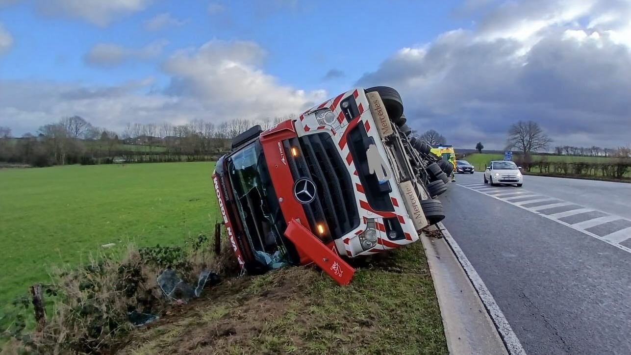 Un camion couché sur le flanc sur la N672 à Surister