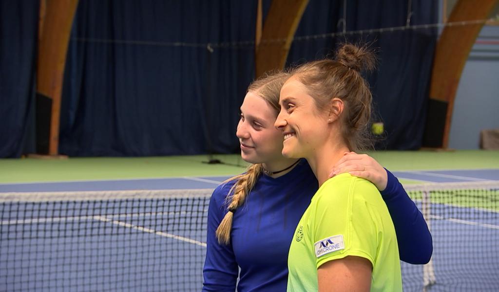 Marie Benoit à l’entraînement avec la relève du tennis