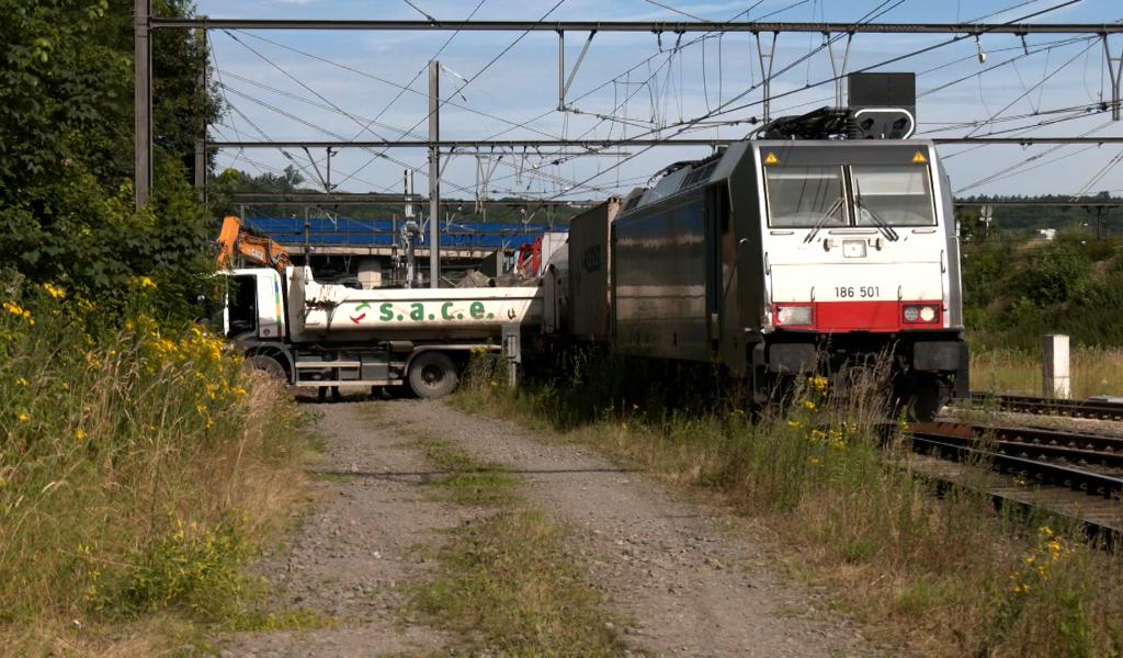 Un accident entre un train et un camion a mobilisé une vingtaine d'hommes à Plombières