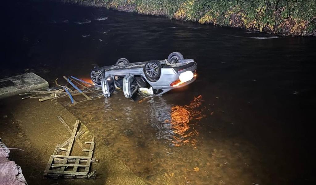 Une voiture se retrouve sur le toit dans la Vesdre avec trois personnes à bord