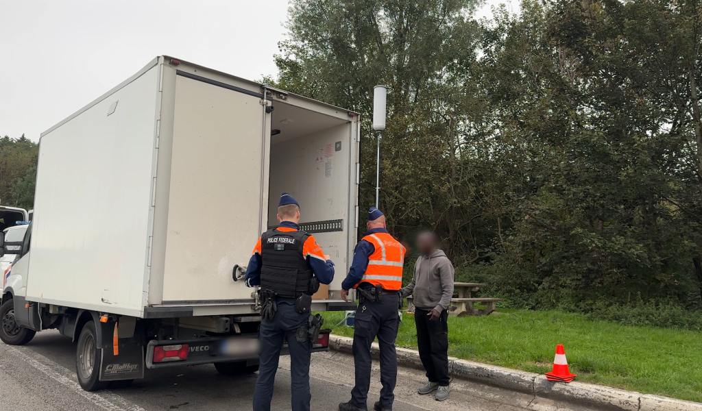 La police fédérale lutte contre les passeurs en organisant un grand contrôle sur la E40