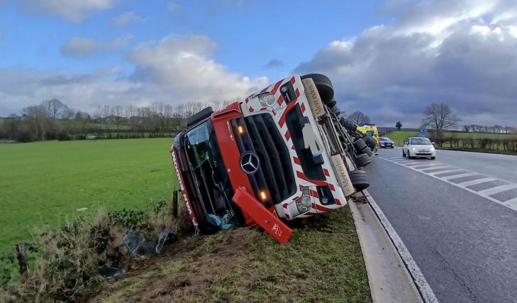 Un camion couché sur le flanc sur la N672 à Surister