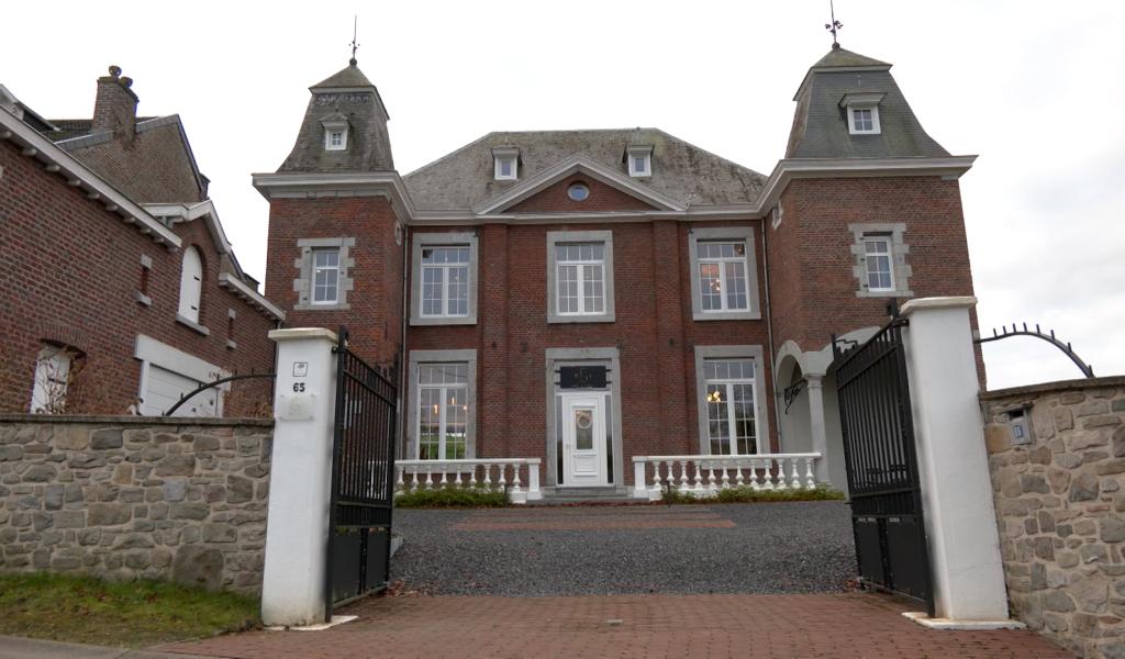 Le château Lognay transformé en gîte touristique