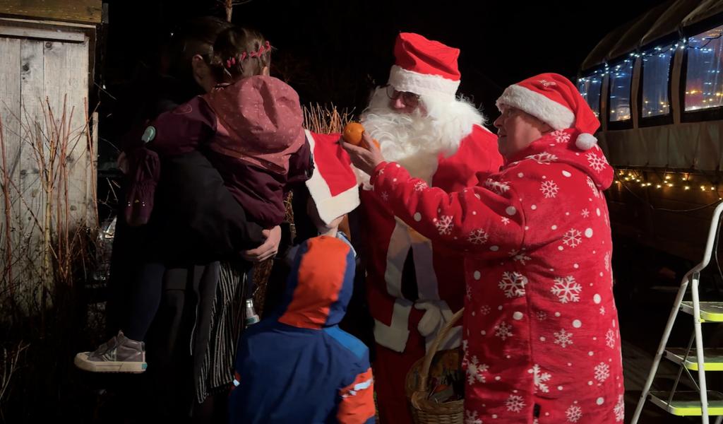 Le Père Noël et la Mère Noël rencontrent les Cornésiens