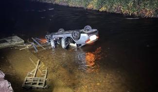 Une voiture se retrouve sur le toit dans la Vesdre avec trois personnes à bord