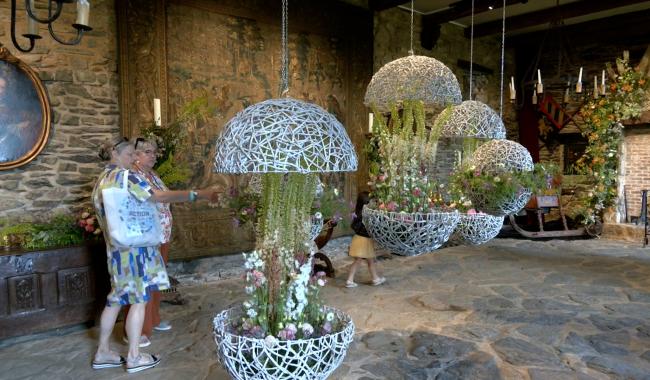 Les fleurs prennent d'assaut le château de Reinhardstein