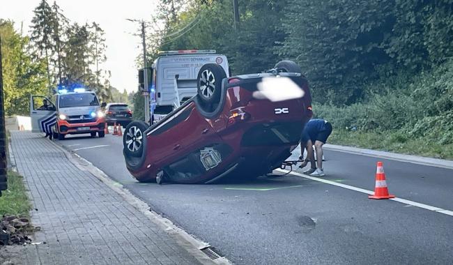 Une voiture sur le toit à Theux : l'hélicoptère médicalisé dépêché sur les lieux