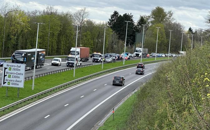 Carambolage entre plusieurs véhicules sur l'autoroute à Dison