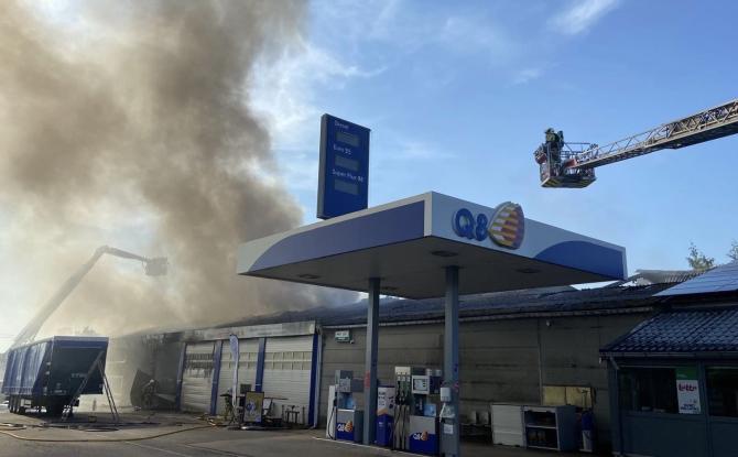 Important incendie dans une carrosserie à Plombières : 2 blessés légers