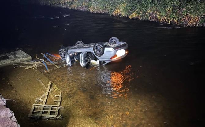 Une voiture se retrouve sur le toit dans la Vesdre avec trois personnes à bord